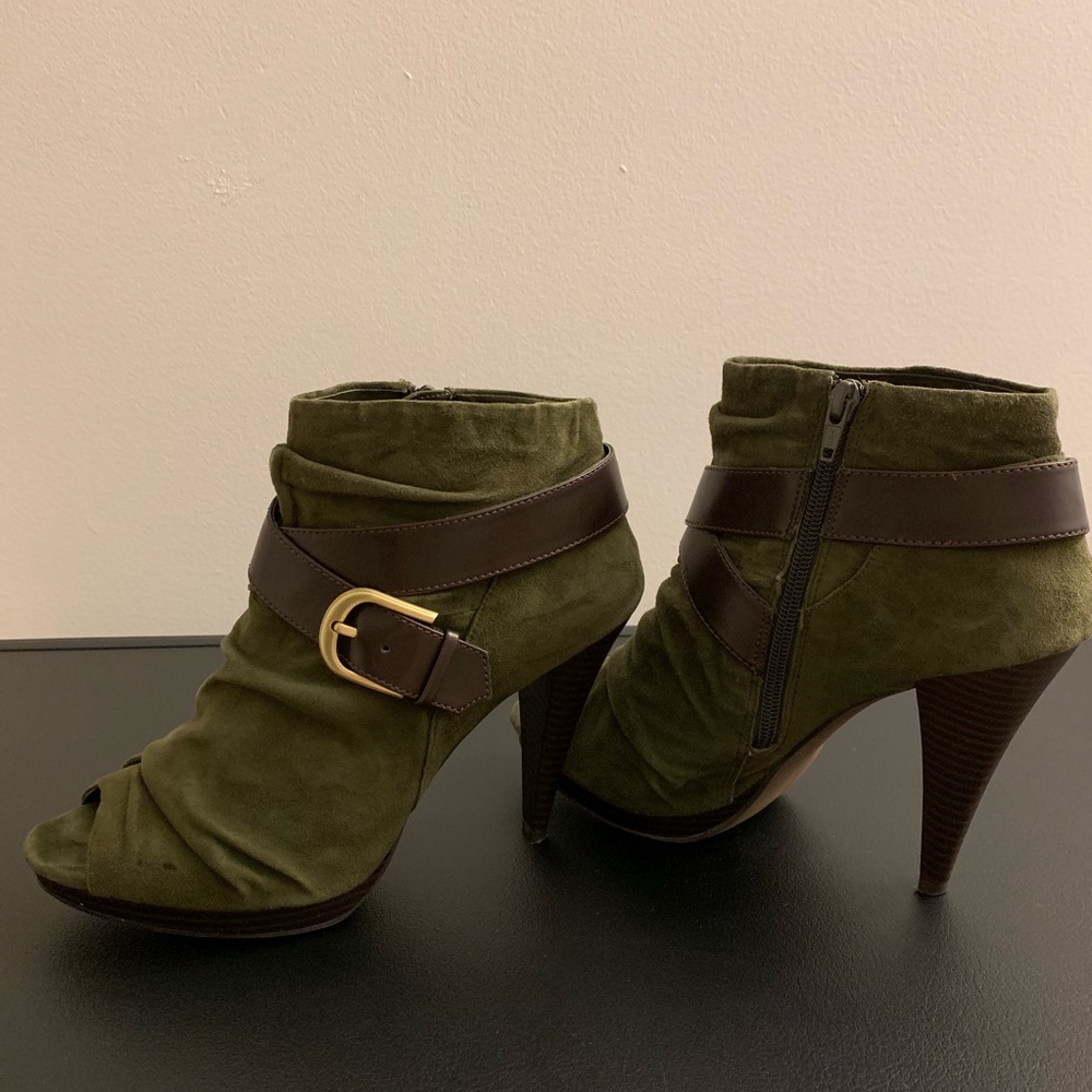 🔥EUC — INC urban green suede peep toe ankle boots